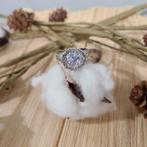 🎉🎉NEW🎉🎉LUXURIOUS!! Round CZ Ring in SILVER Plating - Picture 8 of 16